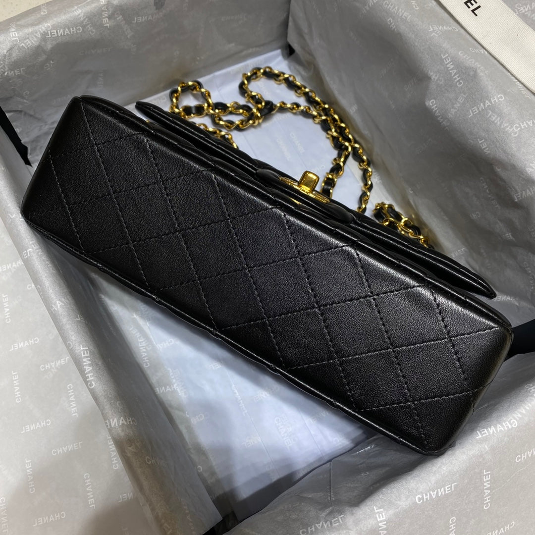 SAC À RABAT 23 CM EN CUIR D'AGNEAU NOIR QUINCAILLERIE DORÉ