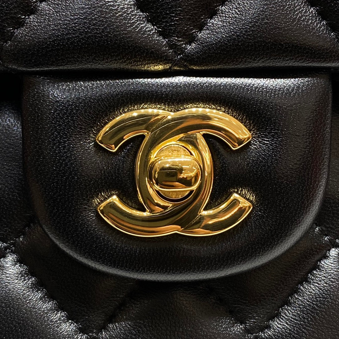 SAC À RABAT 23 CM EN CUIR D'AGNEAU NOIR QUINCAILLERIE DORÉ