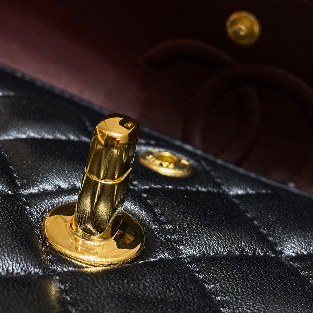 SAC À RABAT 23 CM EN CUIR D'AGNEAU NOIR QUINCAILLERIE DORÉ