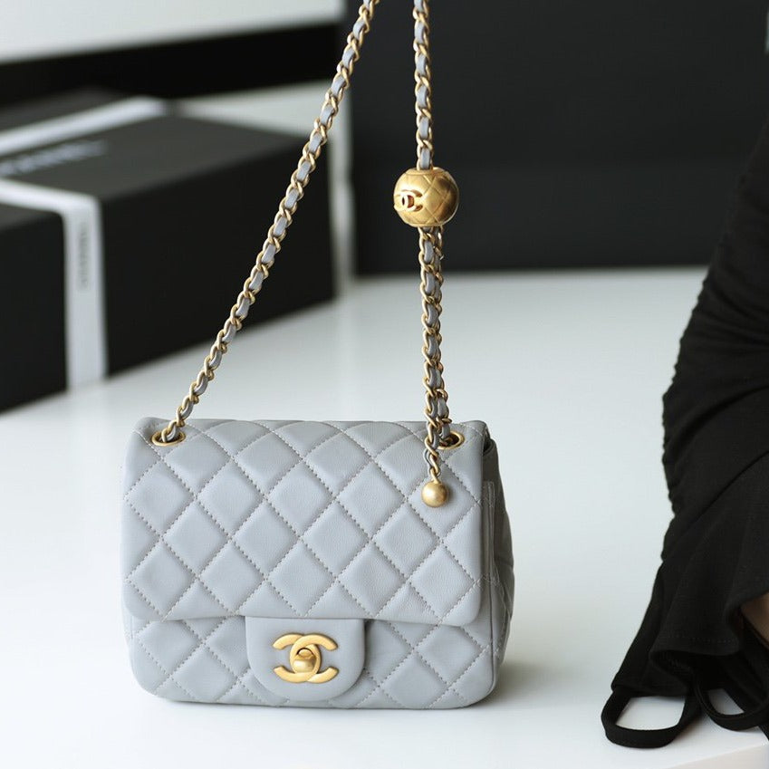 SAC À RABAT 17 CM EN CUIR D'AGNEAU GRIS QUINCAILLERIE DORÉ