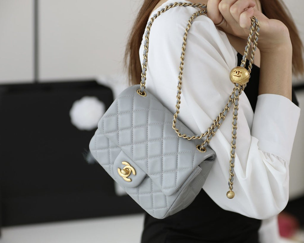 SAC À RABAT 17 CM EN CUIR D'AGNEAU GRIS QUINCAILLERIE DORÉ