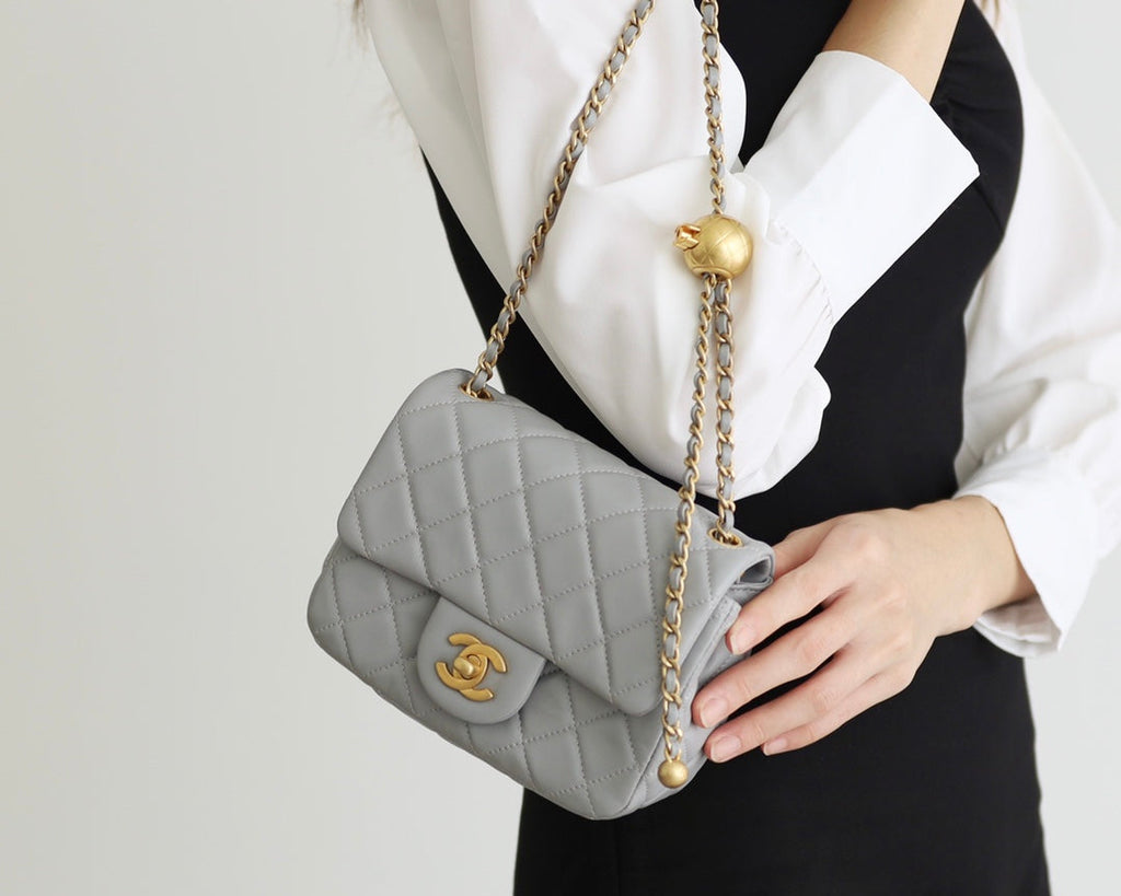 SAC À RABAT 17 CM EN CUIR D'AGNEAU GRIS QUINCAILLERIE DORÉ