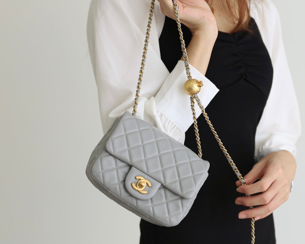SAC À RABAT 17 CM EN CUIR D'AGNEAU GRIS QUINCAILLERIE DORÉ