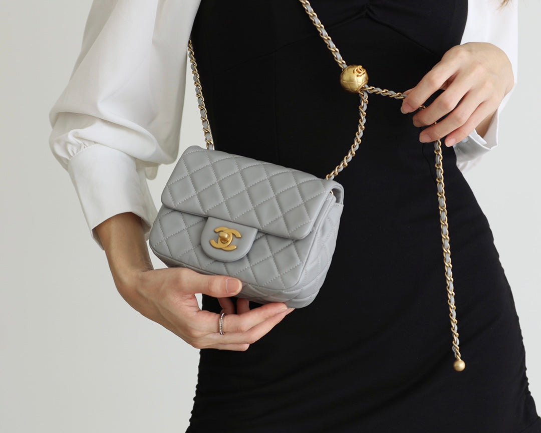 SAC À RABAT 17 CM EN CUIR D'AGNEAU GRIS QUINCAILLERIE DORÉ