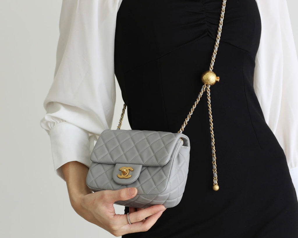 SAC À RABAT 17 CM EN CUIR D'AGNEAU GRIS QUINCAILLERIE DORÉ