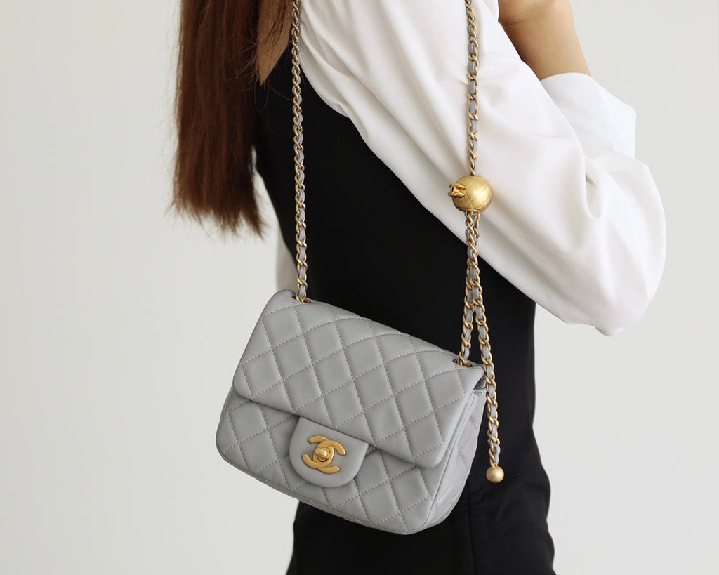 SAC À RABAT 17 CM EN CUIR D'AGNEAU GRIS QUINCAILLERIE DORÉ