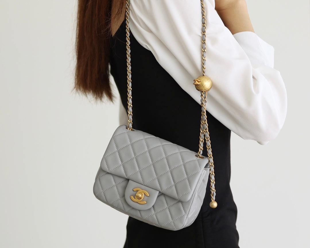 SAC À RABAT 17 CM EN CUIR D'AGNEAU GRIS QUINCAILLERIE DORÉ