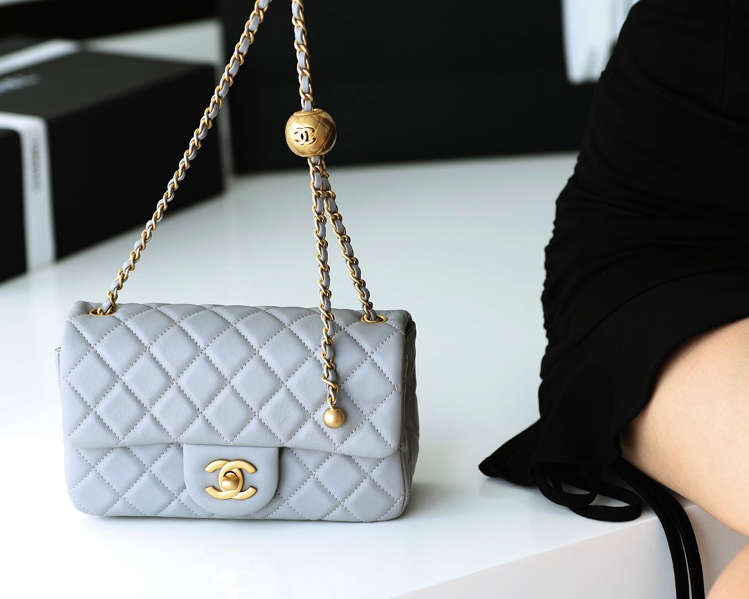 SAC À RABAT 20 CM EN CUIR D'AGNEAU GRIS QUINCAILLERIE DORÉ