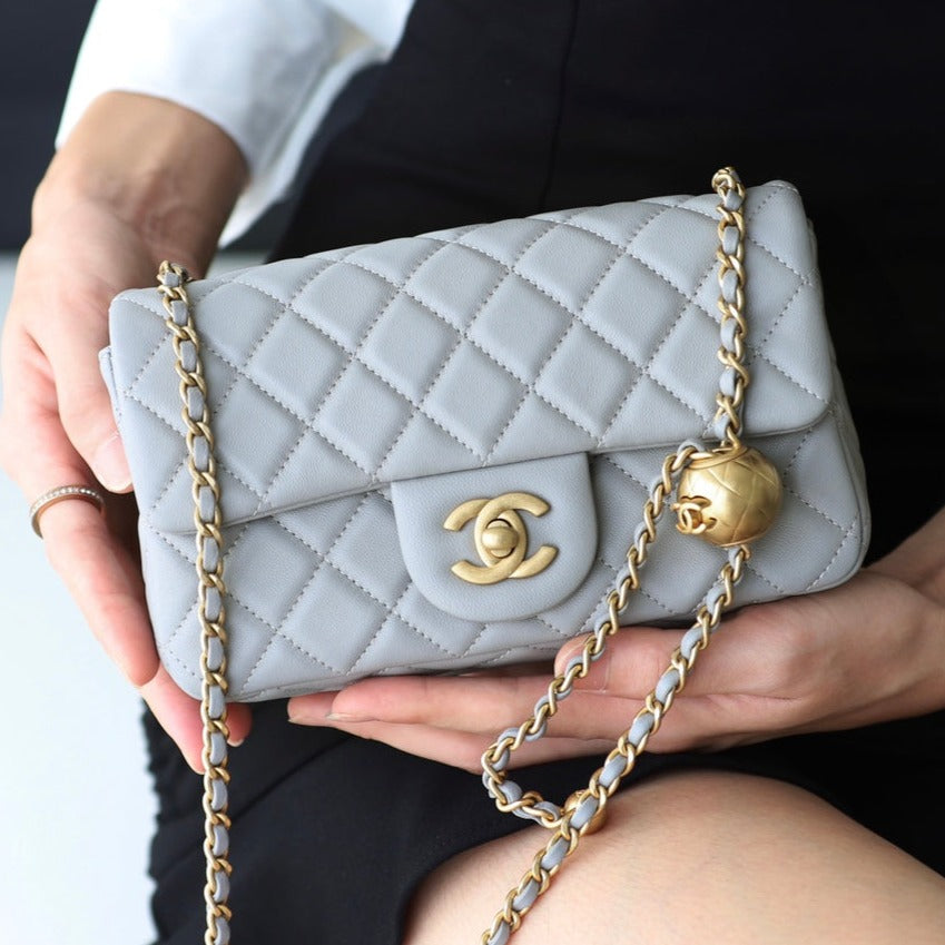 SAC À RABAT 20 CM EN CUIR D'AGNEAU GRIS QUINCAILLERIE DORÉ