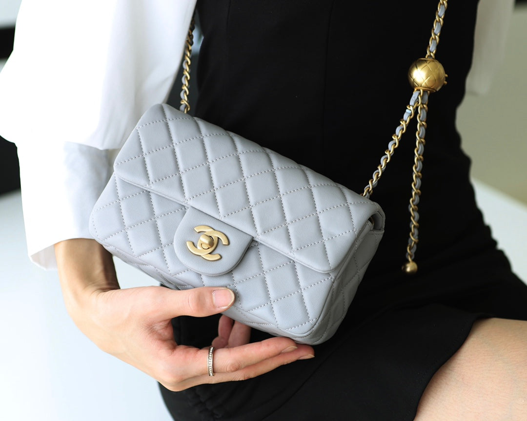 SAC À RABAT 20 CM EN CUIR D'AGNEAU GRIS QUINCAILLERIE DORÉ
