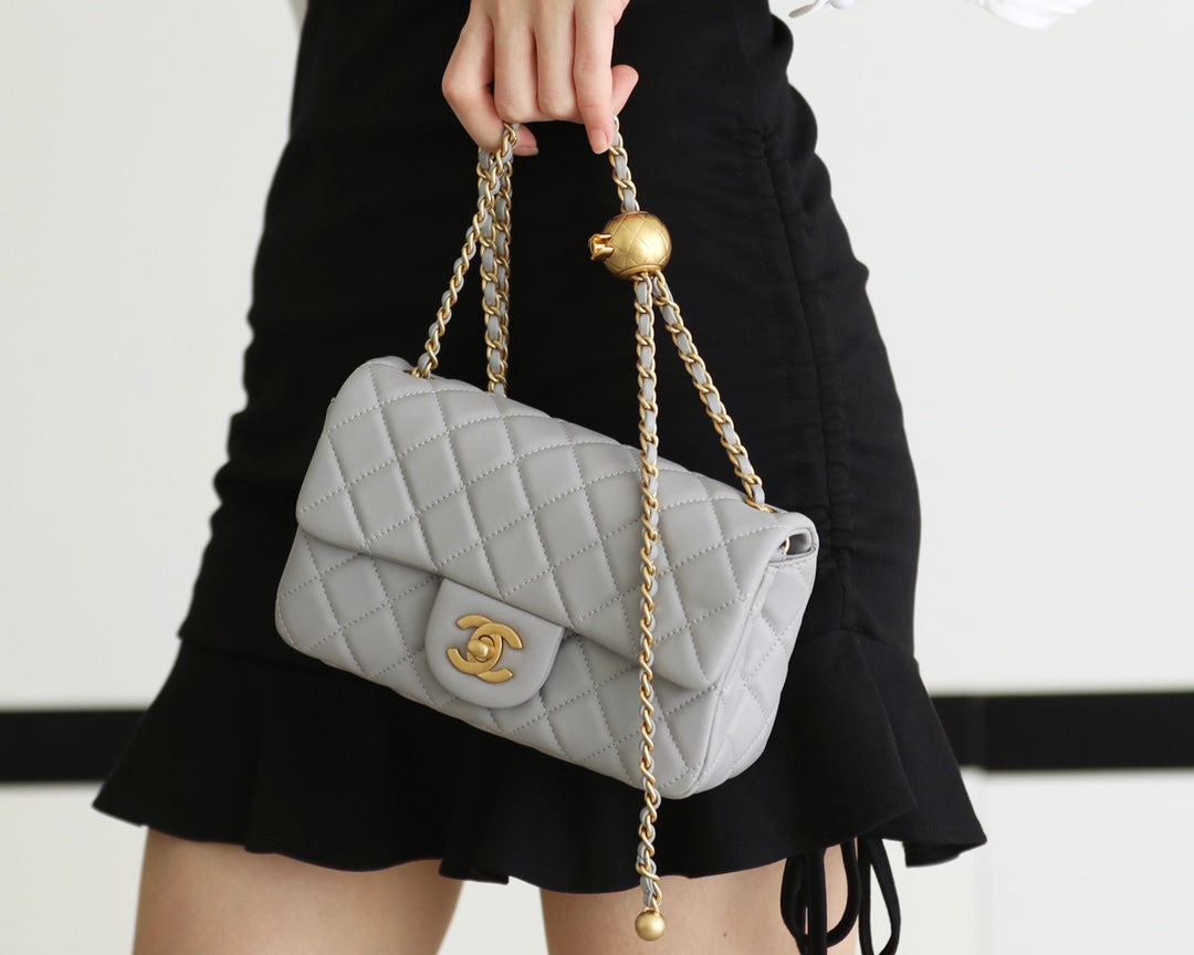 SAC À RABAT 20 CM EN CUIR D'AGNEAU GRIS QUINCAILLERIE DORÉ