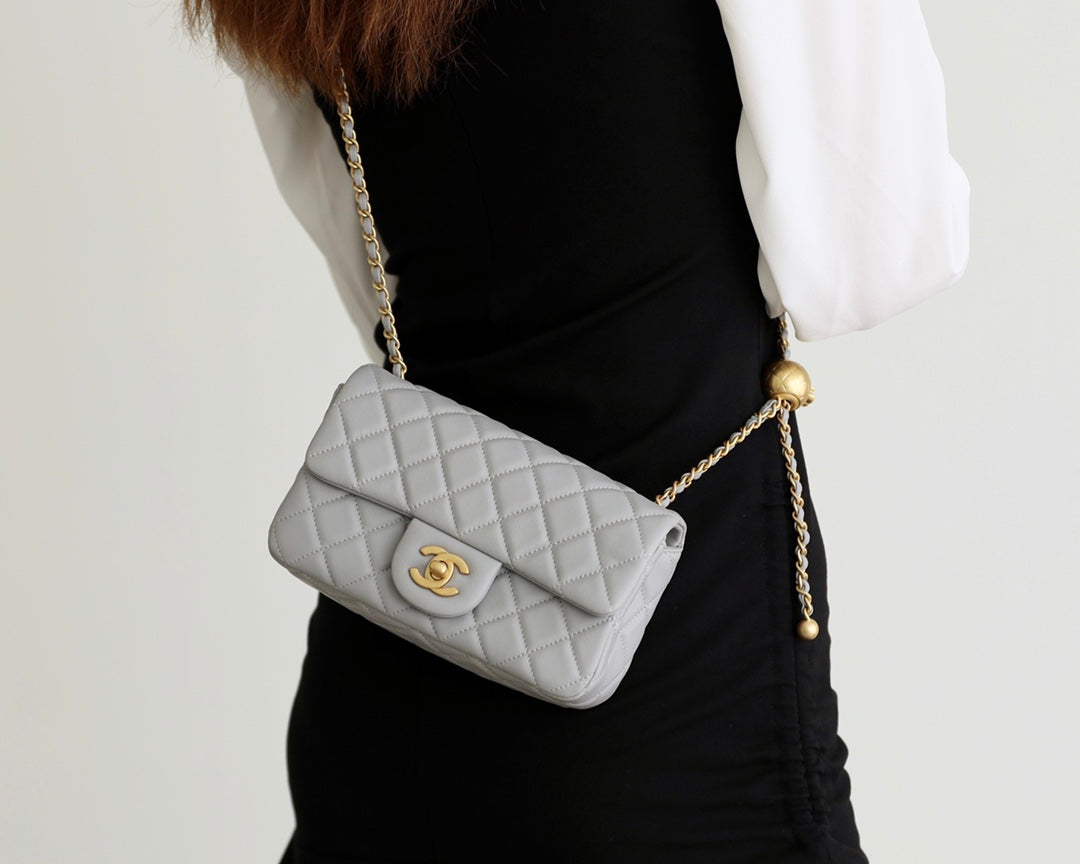 SAC À RABAT 20 CM EN CUIR D'AGNEAU GRIS QUINCAILLERIE DORÉ