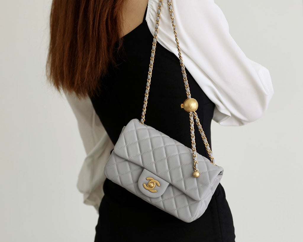 SAC À RABAT 20 CM EN CUIR D'AGNEAU GRIS QUINCAILLERIE DORÉ