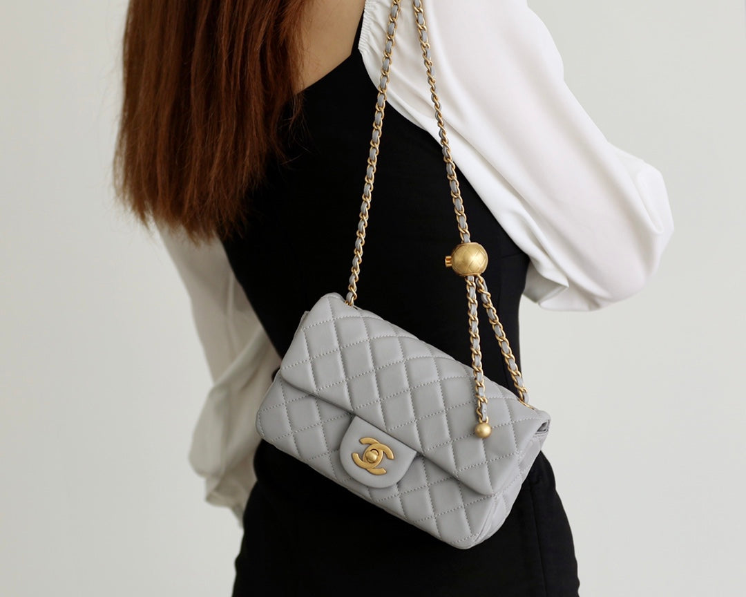 SAC À RABAT 20 CM EN CUIR D'AGNEAU GRIS QUINCAILLERIE DORÉ