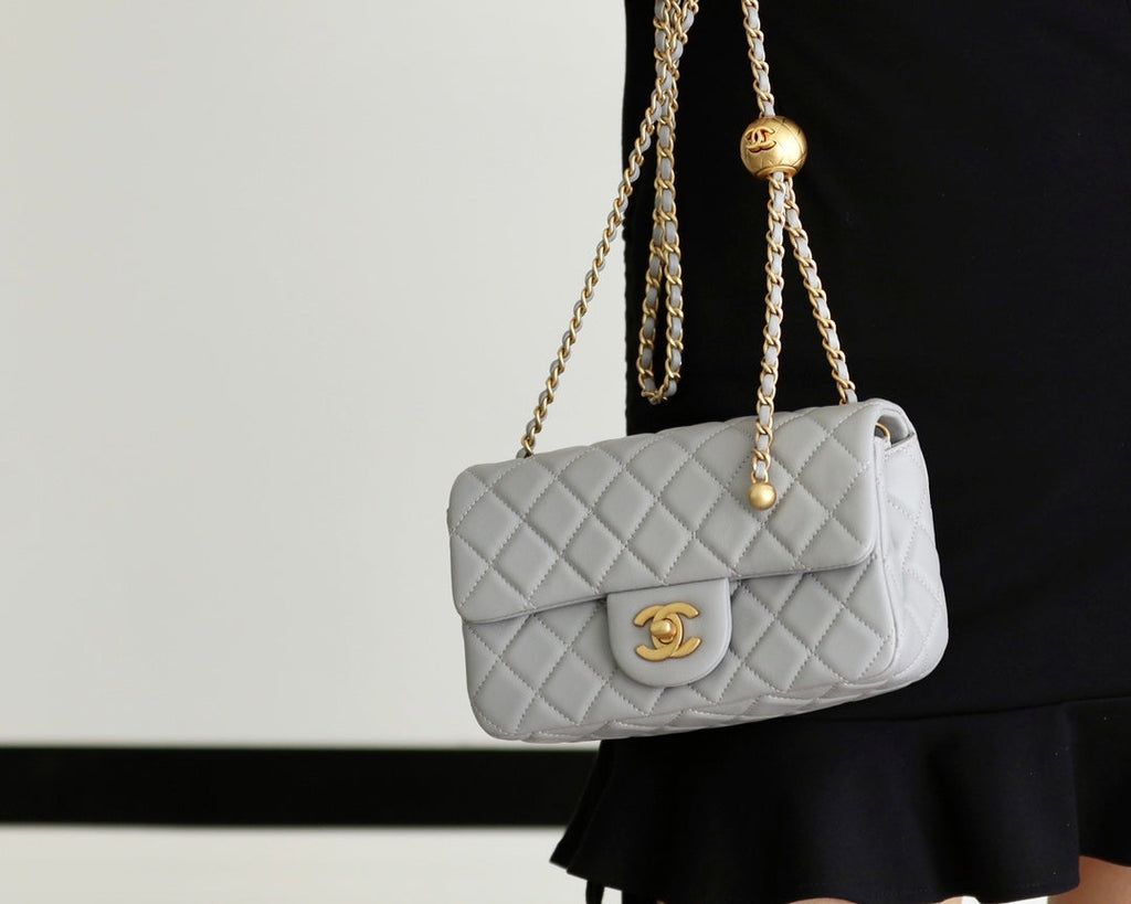 SAC À RABAT 20 CM EN CUIR D'AGNEAU GRIS QUINCAILLERIE DORÉ