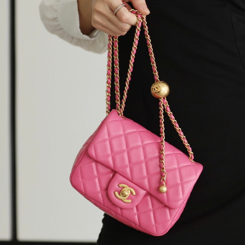 SAC À RABAT 17 CM EN CUIR D'AGNEAU ROSE QUINCAILLERIE DORÉ