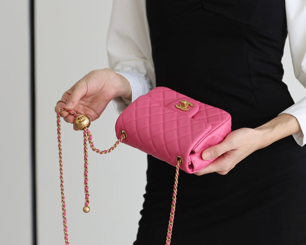 SAC À RABAT 17 CM EN CUIR D'AGNEAU ROSE QUINCAILLERIE DORÉ