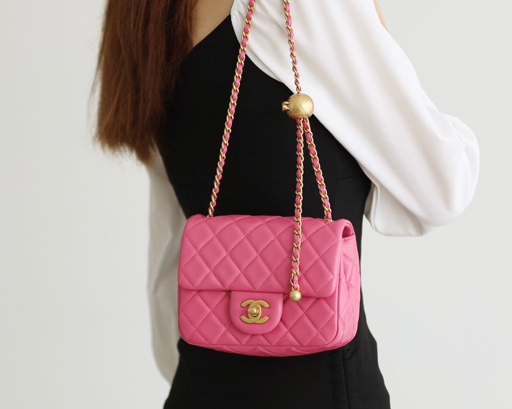 SAC À RABAT 17 CM EN CUIR D'AGNEAU ROSE QUINCAILLERIE DORÉ