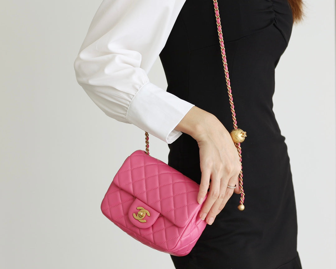 SAC À RABAT 17 CM EN CUIR D'AGNEAU ROSE QUINCAILLERIE DORÉ