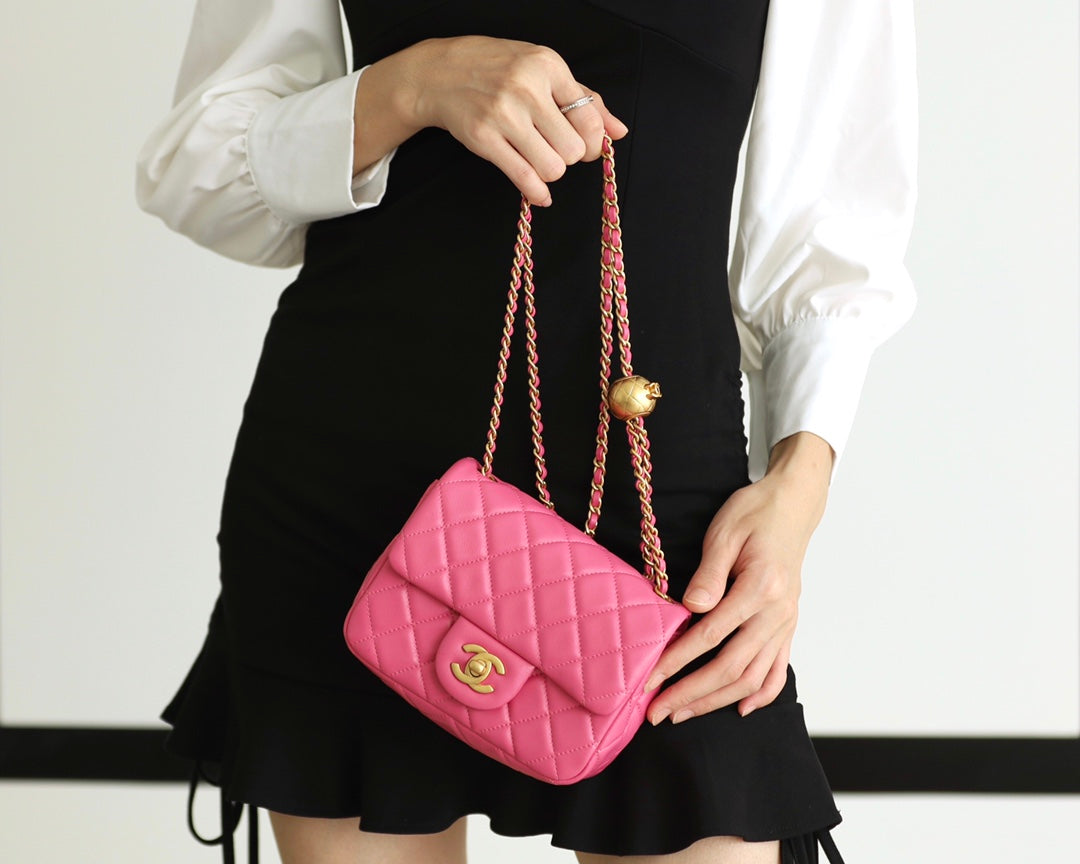 SAC À RABAT 17 CM EN CUIR D'AGNEAU ROSE QUINCAILLERIE DORÉ