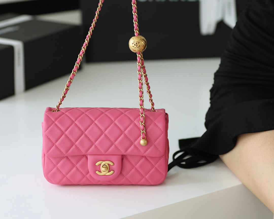 SAC À RABAT 20 CM EN CUIR D'AGNEAU ROSE QUINCAILLERIE DORÉ