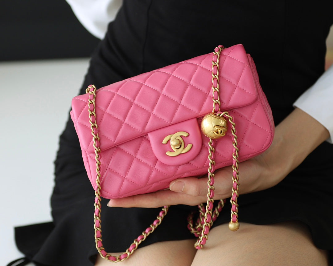 SAC À RABAT 20 CM EN CUIR D'AGNEAU ROSE QUINCAILLERIE DORÉ