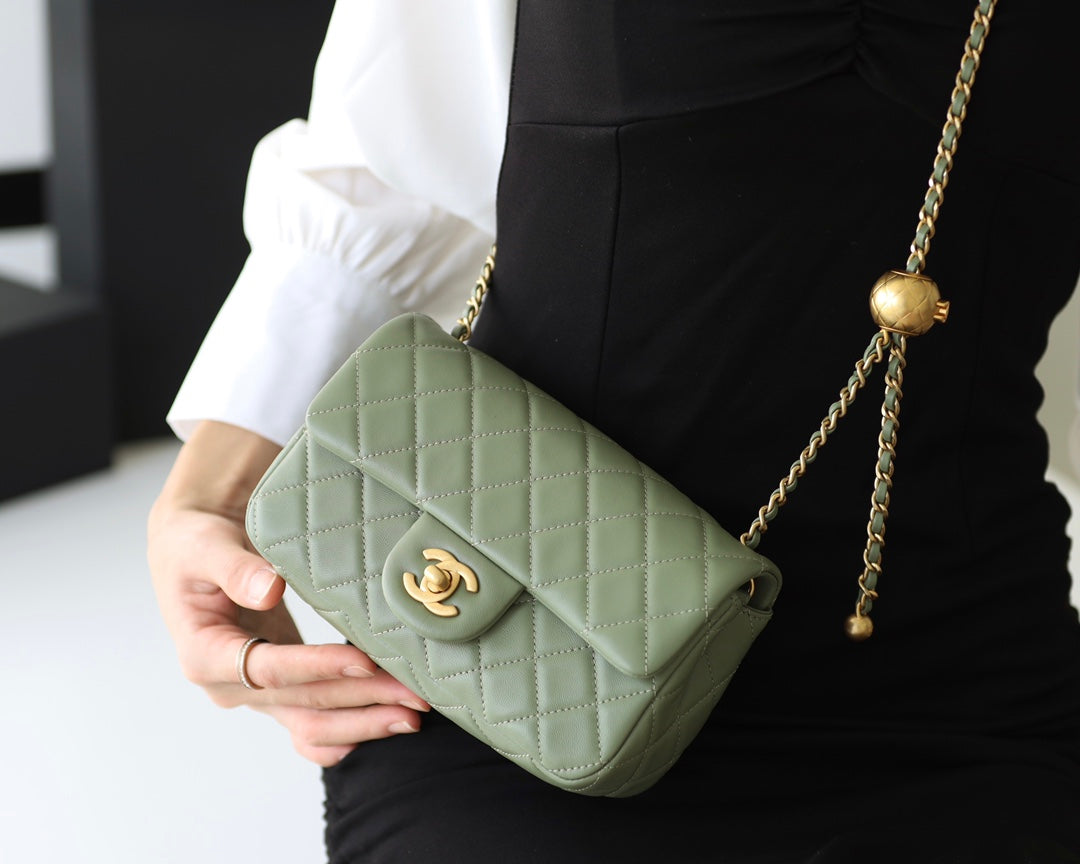 SAC À RABAT 20 CM EN CUIR D'AGNEAU KAKI QUINCAILLERIE DORÉ