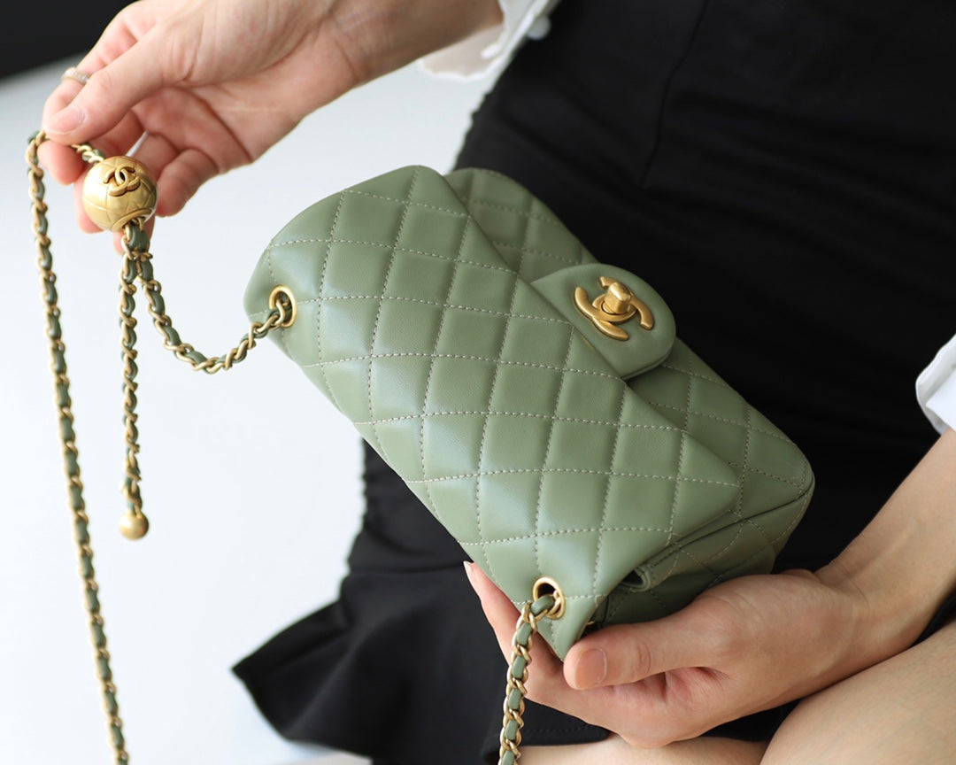 SAC À RABAT 20 CM EN CUIR D'AGNEAU KAKI QUINCAILLERIE DORÉ
