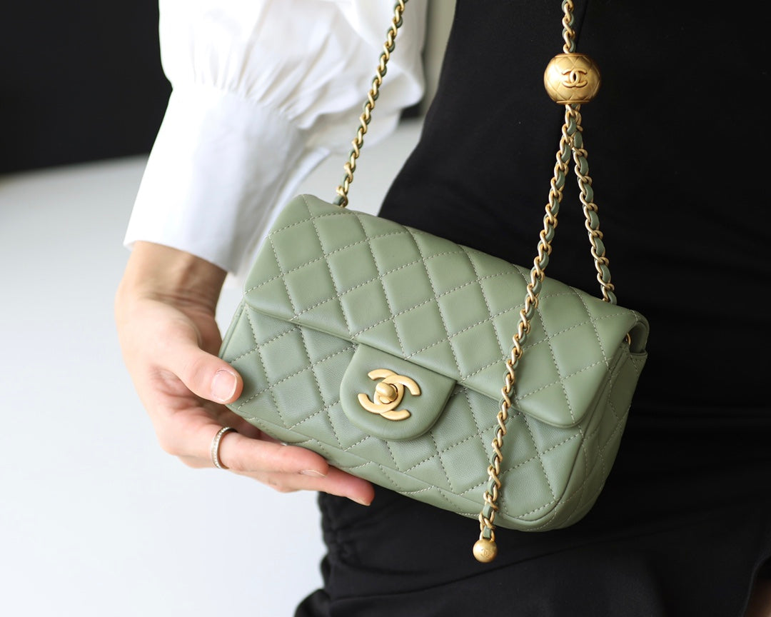 SAC À RABAT 20 CM EN CUIR D'AGNEAU KAKI QUINCAILLERIE DORÉ