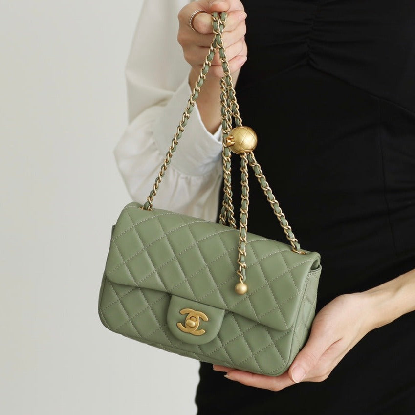 SAC À RABAT 20 CM EN CUIR D'AGNEAU KAKI QUINCAILLERIE DORÉ