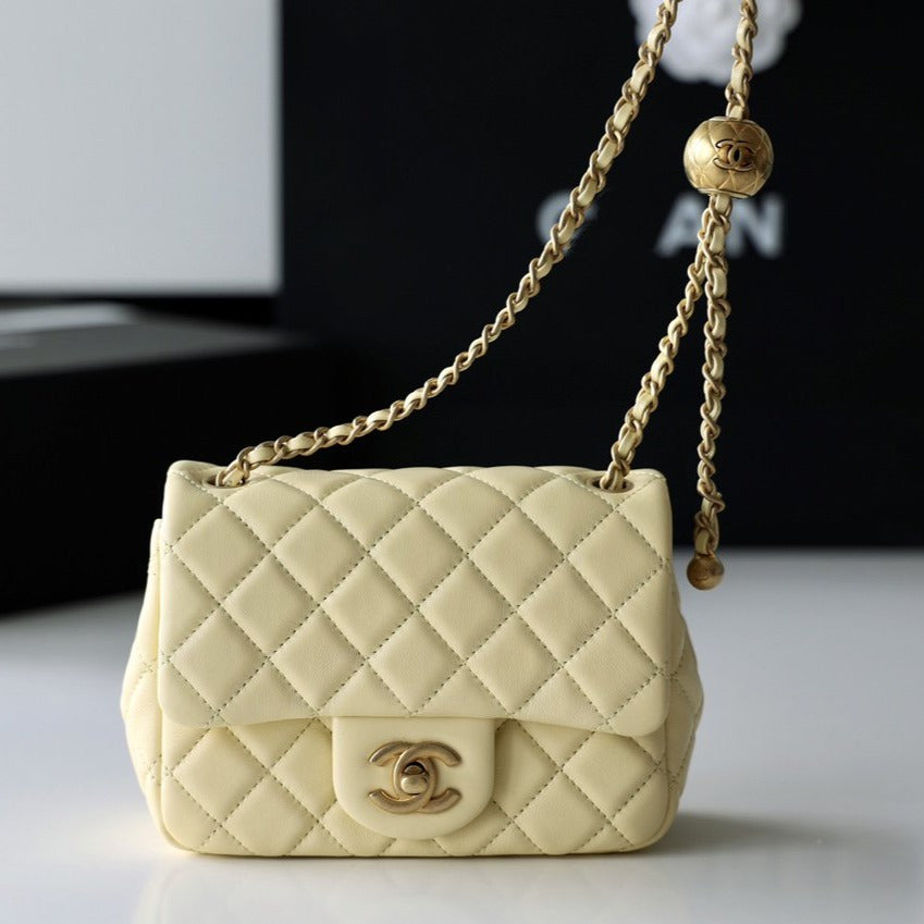 SAC À RABAT 17 CM EN CUIR D'AGNEAU JAUNE QUINCAILLERIE DORÉ