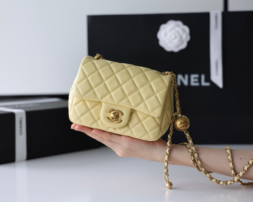 SAC À RABAT 17 CM EN CUIR D'AGNEAU JAUNE QUINCAILLERIE DORÉ
