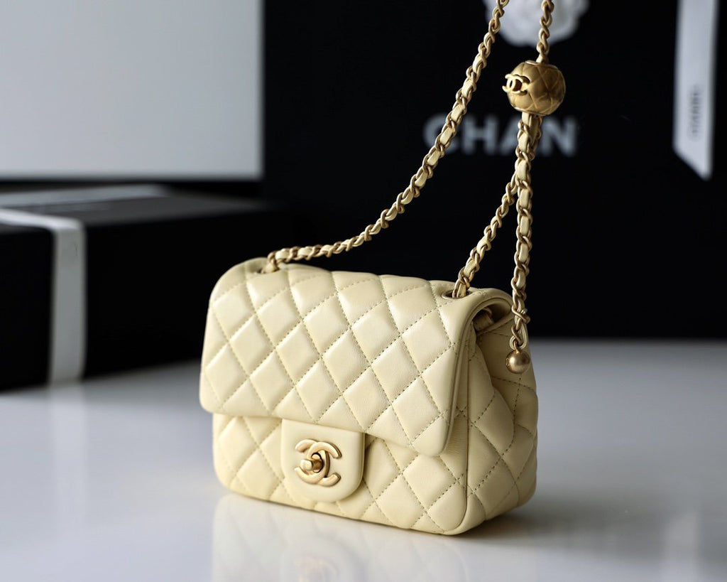 SAC À RABAT 17 CM EN CUIR D'AGNEAU JAUNE QUINCAILLERIE DORÉ