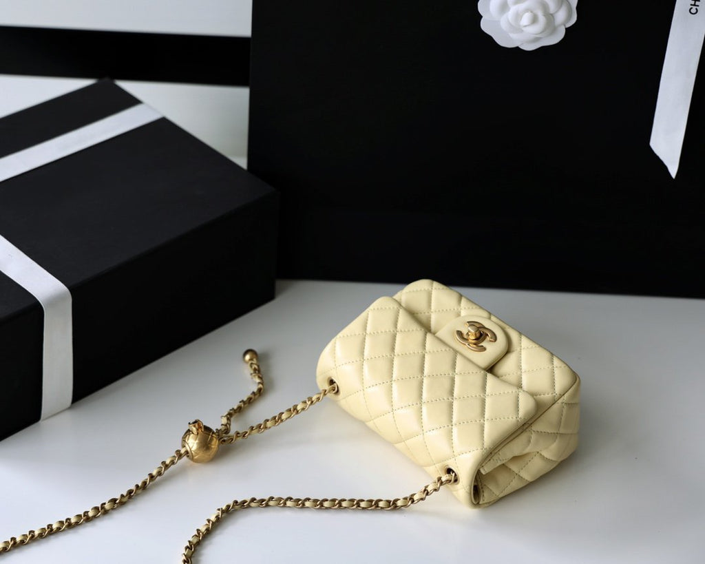 SAC À RABAT 17 CM EN CUIR D'AGNEAU JAUNE QUINCAILLERIE DORÉ