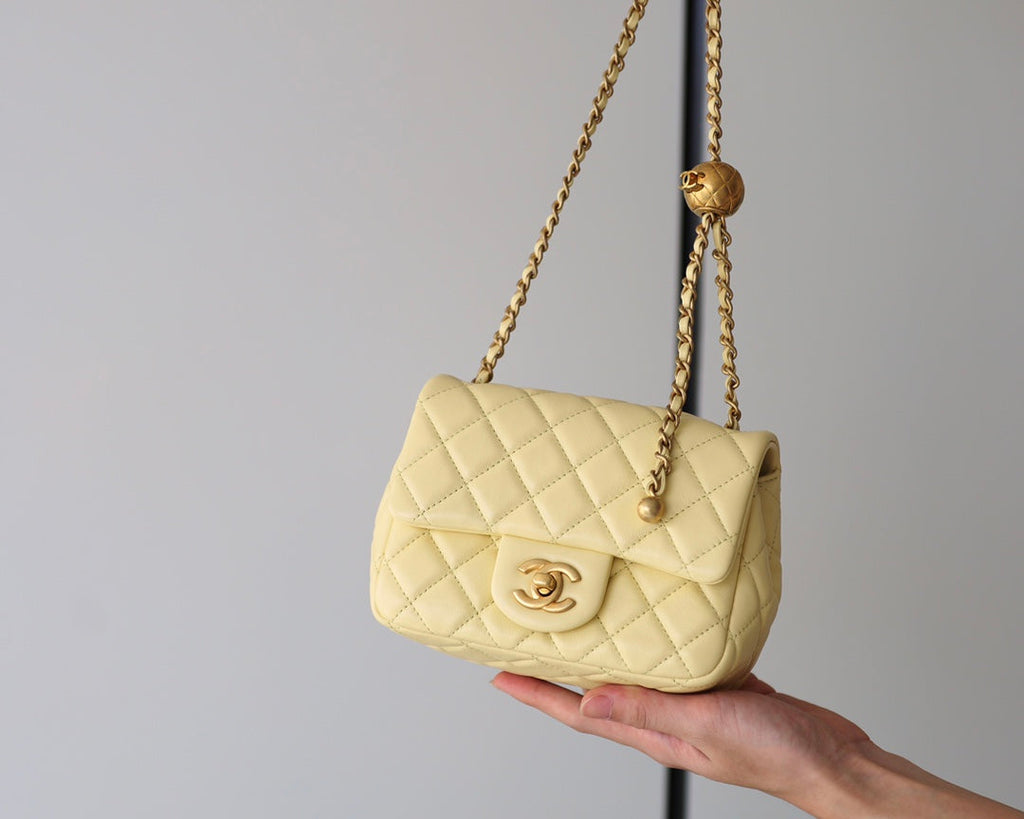 SAC À RABAT 17 CM EN CUIR D'AGNEAU JAUNE QUINCAILLERIE DORÉ