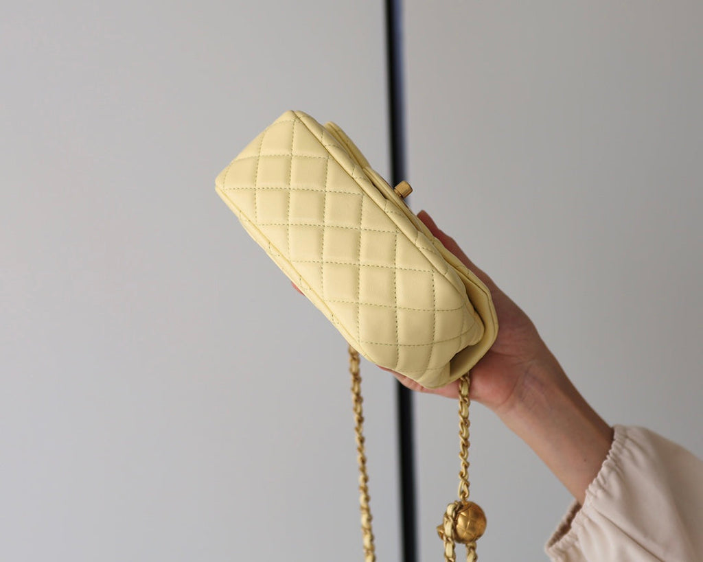 SAC À RABAT 17 CM EN CUIR D'AGNEAU JAUNE QUINCAILLERIE DORÉ