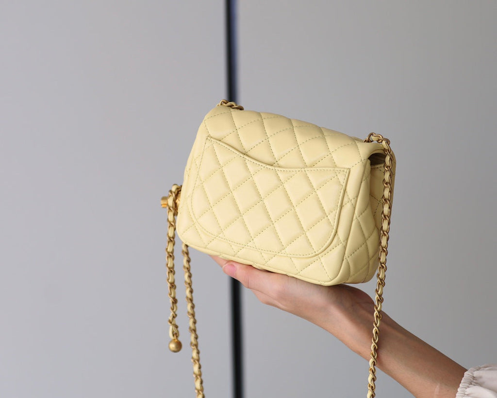 SAC À RABAT 17 CM EN CUIR D'AGNEAU JAUNE QUINCAILLERIE DORÉ