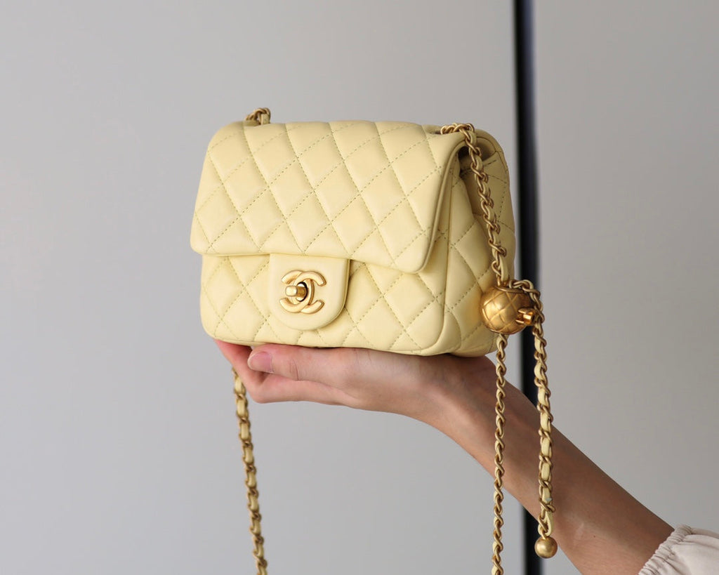 SAC À RABAT 17 CM EN CUIR D'AGNEAU JAUNE QUINCAILLERIE DORÉ