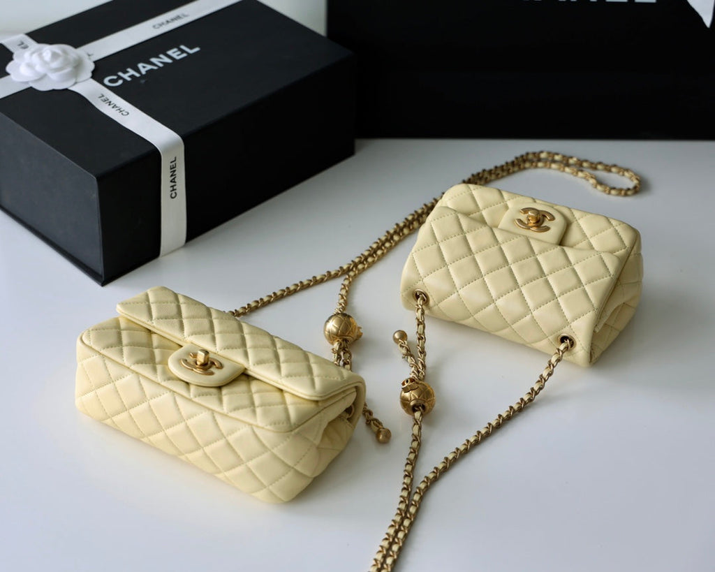 SAC À RABAT 17 CM EN CUIR D'AGNEAU JAUNE QUINCAILLERIE DORÉ