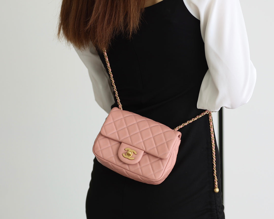 SAC À RABAT 17 CM EN CUIR D'AGNEAU ROSE LAINE QUINCAILLERIE DORÉ