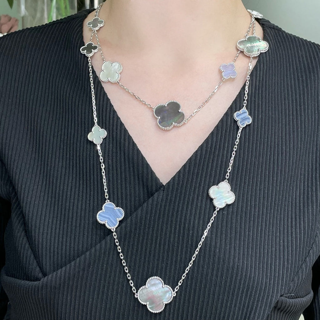 COLLIER EN ARGENT ET CALCÉDOINE À 16 MOTIFS DE TRÈFLE