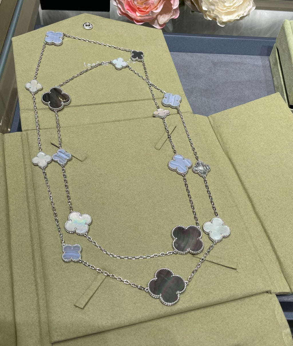 COLLIER EN ARGENT ET CALCÉDOINE À 16 MOTIFS DE TRÈFLE