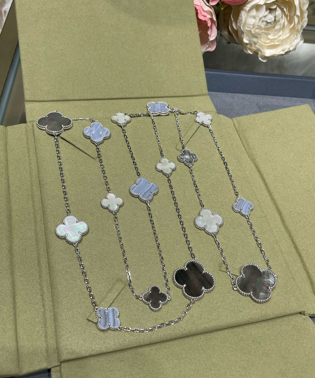 COLLIER EN ARGENT ET CALCÉDOINE À 16 MOTIFS DE TRÈFLE