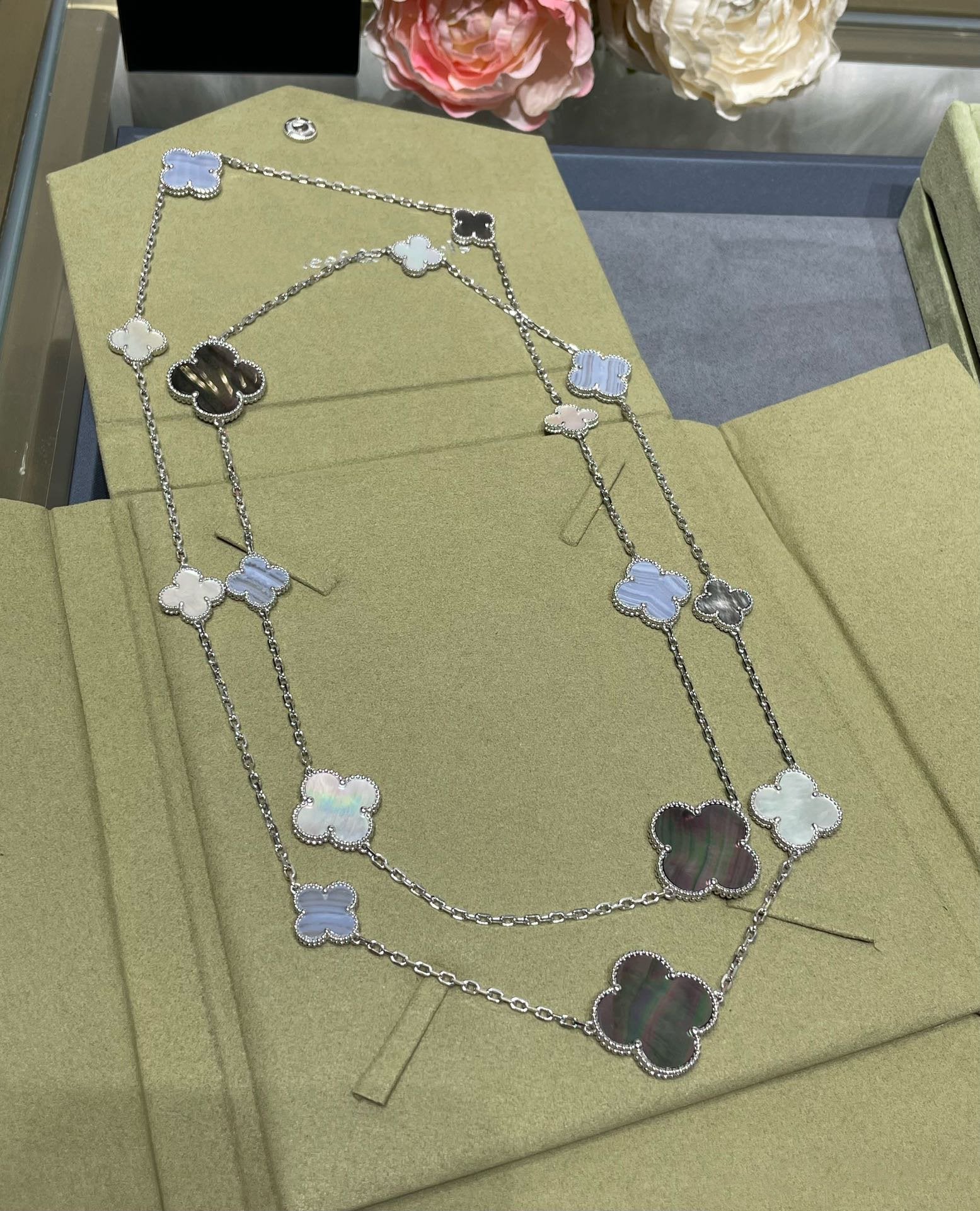 COLLIER EN ARGENT ET CALCÉDOINE À 16 MOTIFS DE TRÈFLE