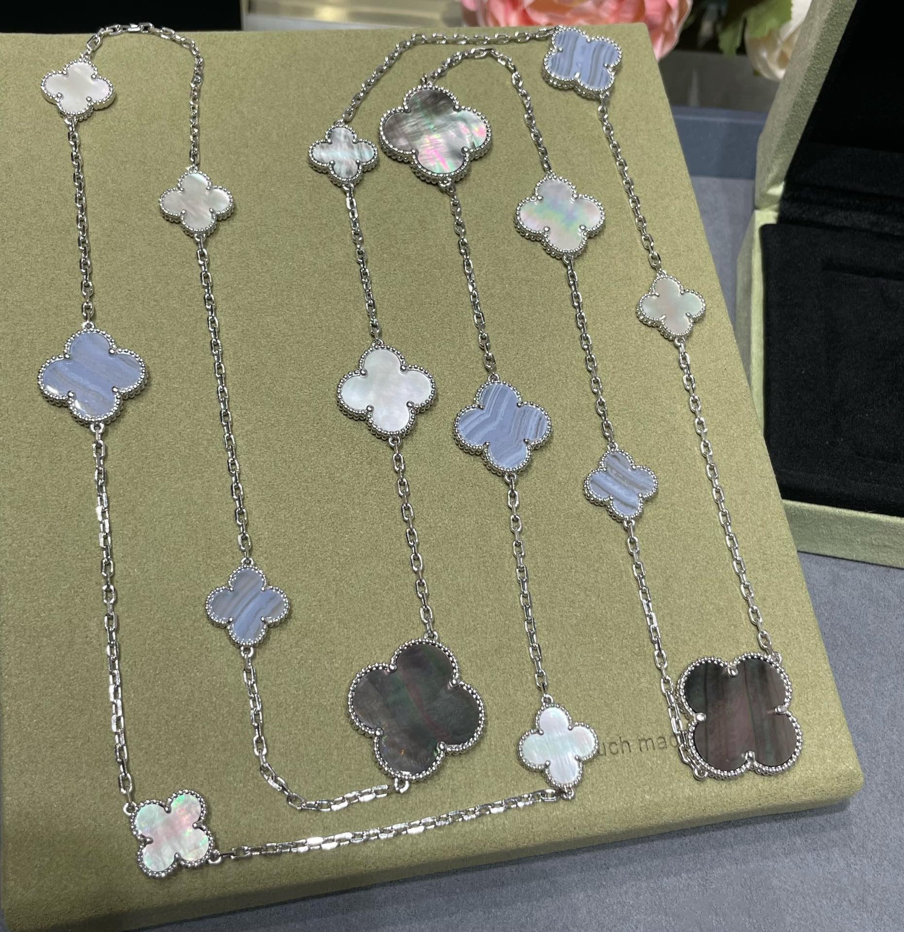 COLLIER EN ARGENT ET CALCÉDOINE À 16 MOTIFS DE TRÈFLE