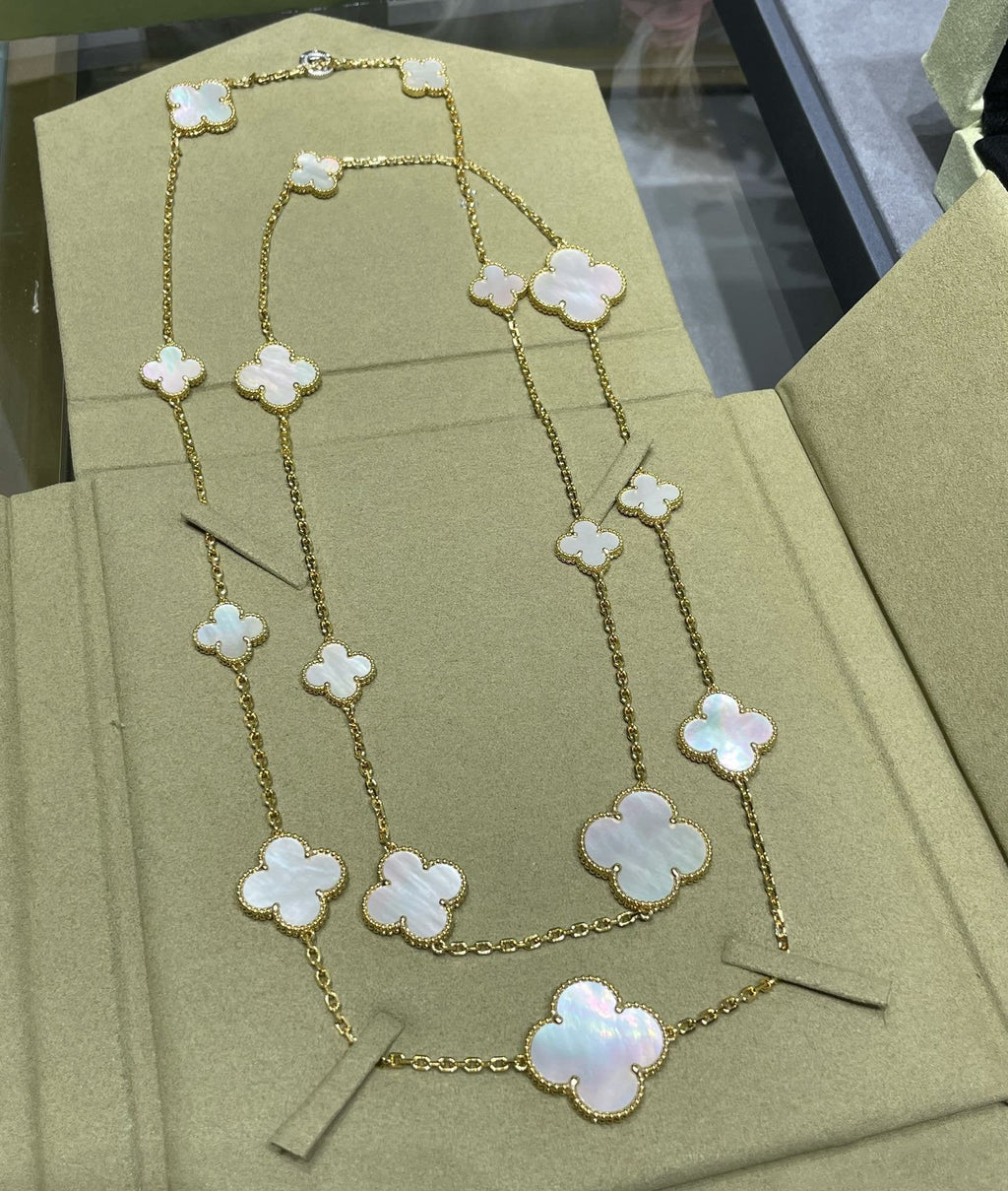 CLOVER 16 MOTIF WHITE MOP GOLD NECKLACE