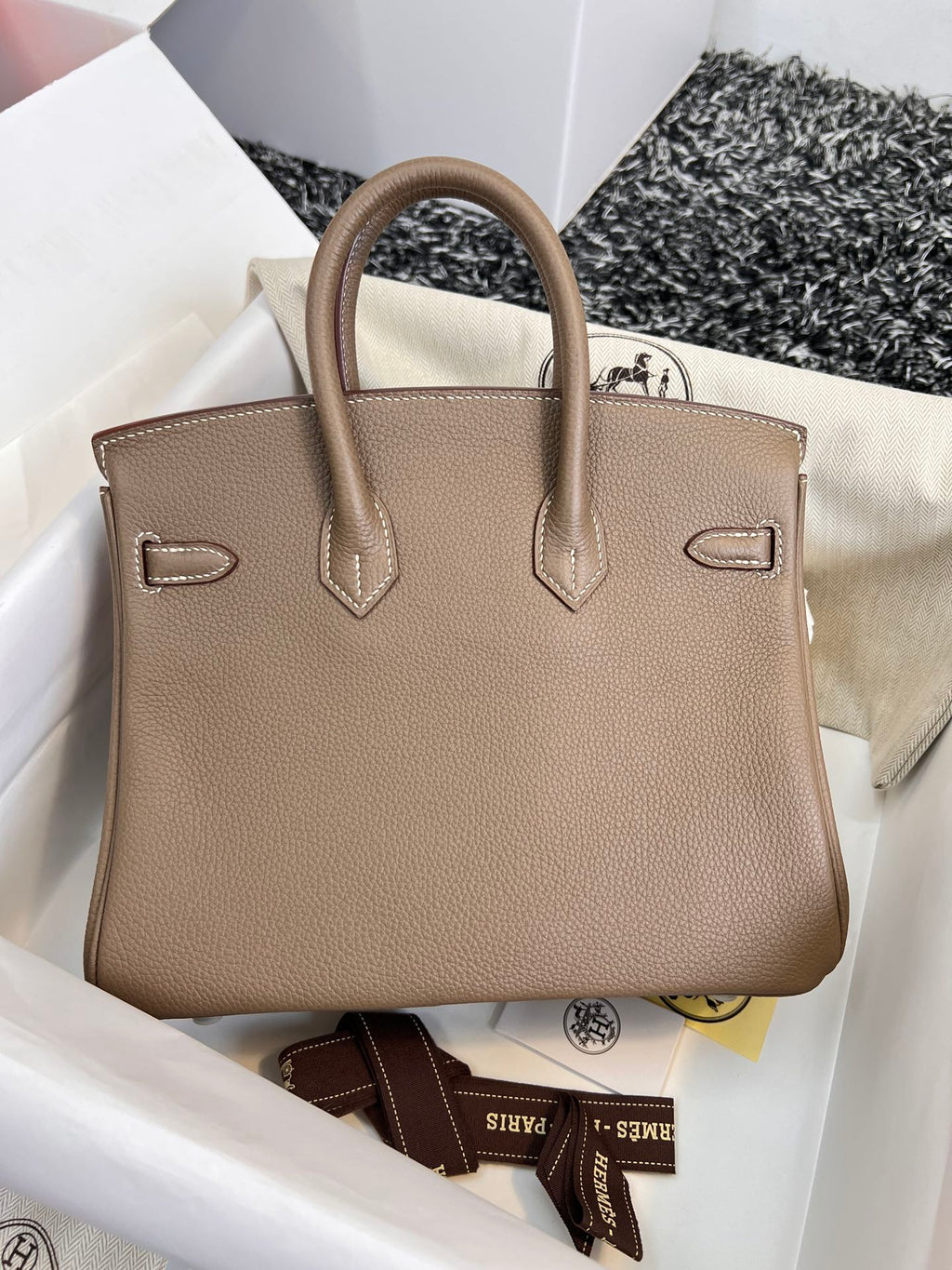 Sac HM Birkin 25 cm en cuir Togo marron et accessoires argentés