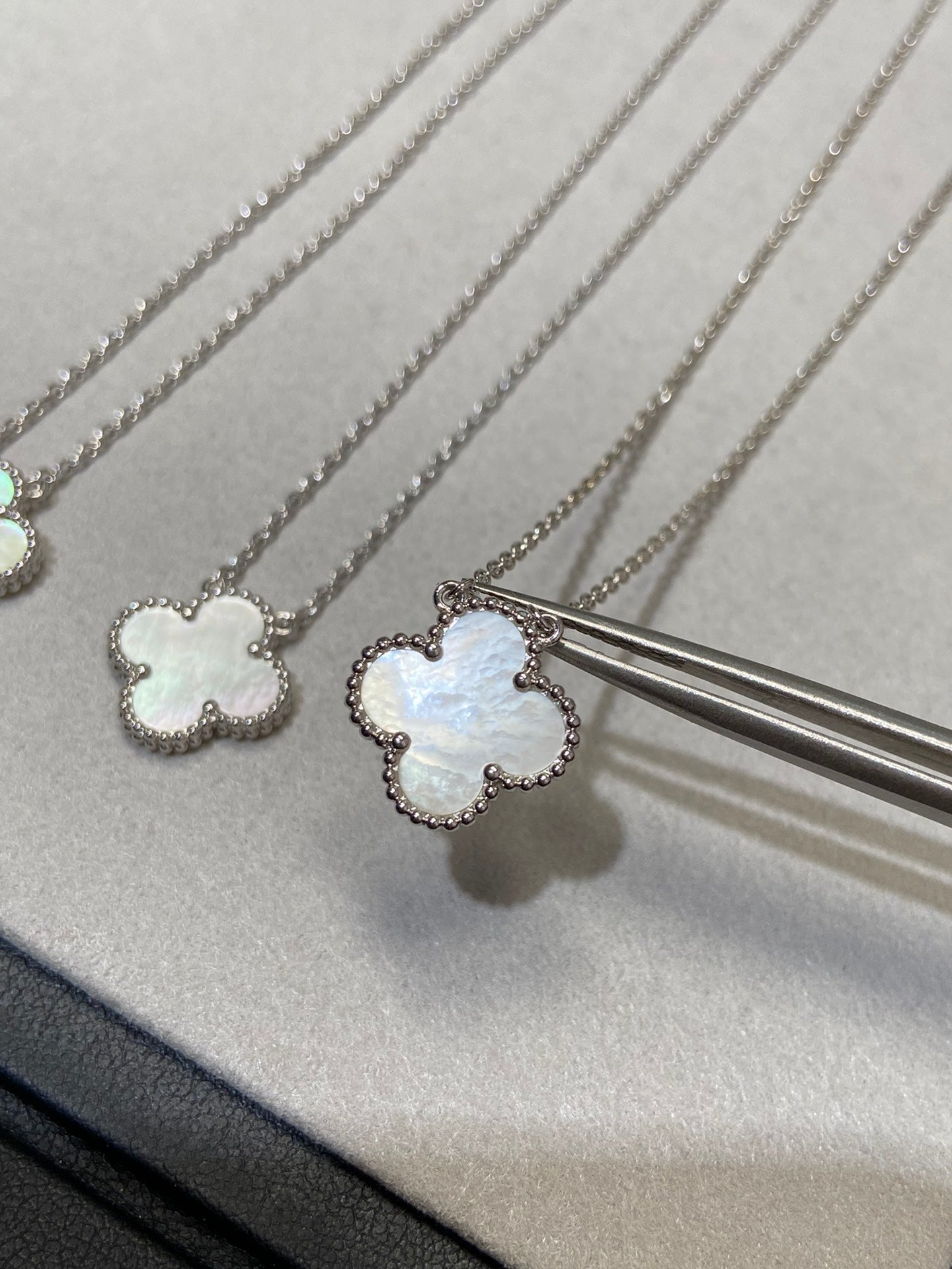 Collier Clover Medium en argent et nacre blanche 
