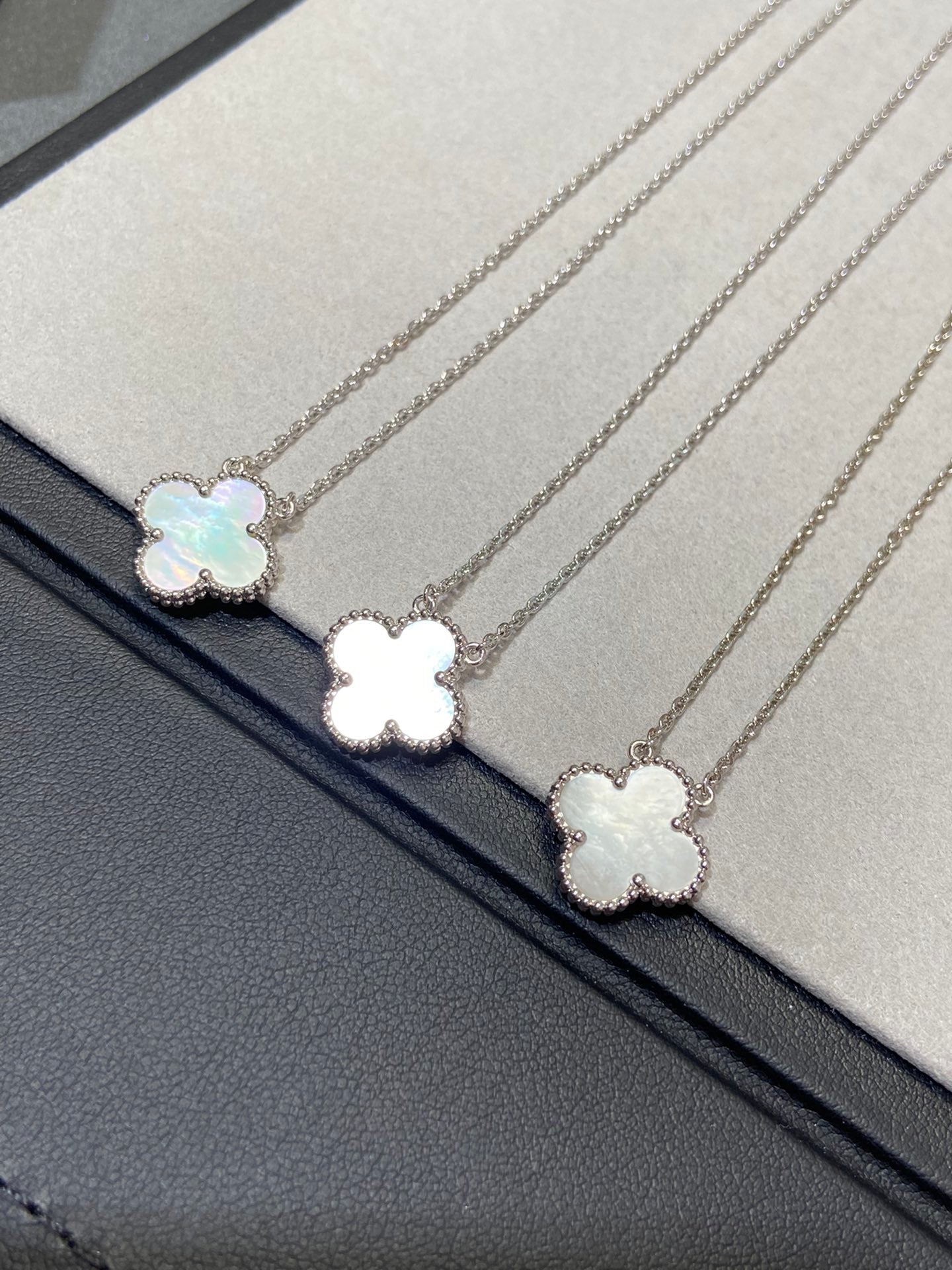 Collier Clover Medium en argent et nacre blanche 
