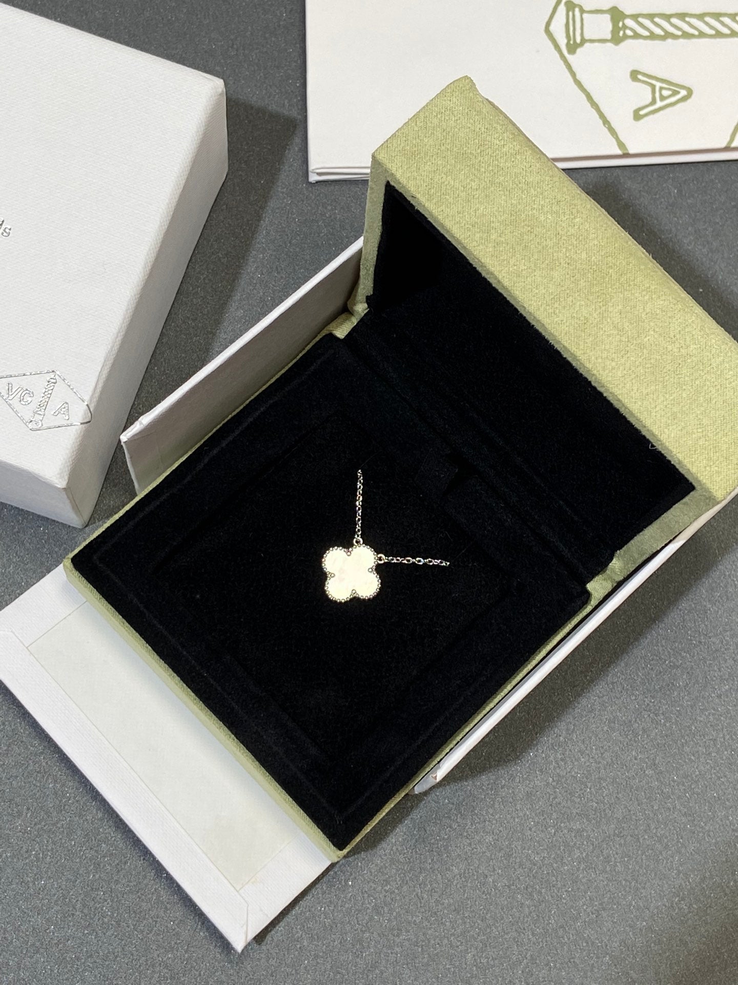 Collier Clover Medium en argent et nacre blanche 